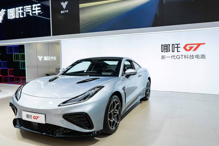 佛山158哪吒汽车在智能汽车领域的表现，领途汽车在新能源汽车市场中的影响力